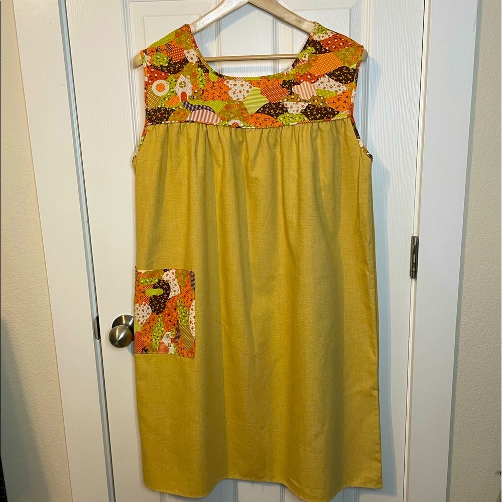 VTG 70s mustard yellow smock / house dress w/ patterned yoke & pocket sz XL